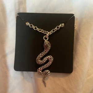 Orm halsband  - Helt nytt oanvänt, köpt för 149kr.
