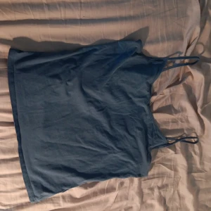 Blått linne Cubus - Blått linne från Cubus i storlek XL.  Material: 94% ekologisk bomull och 6% elastane. 