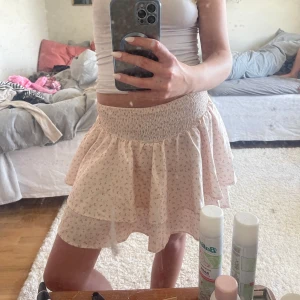 Somrig kjol - Så söt och somrig kjol. Aldrig använd. Är i storlek s som jag har men passar även för m