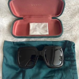 Gucci solglasögon  - Solglasögon från Gucci, knappt använda utan några repor. Både duck och fodral ingår.