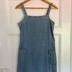 Jeans klänning  - Tight jeans klänning som varit lång men sytt om den.