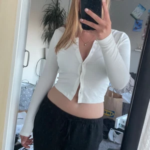 Kofta - En krämvit kofta i skönt material, den är köpt på Sellpy men är från Gina💕 Bara att skriva om fler bilder behövs🫶