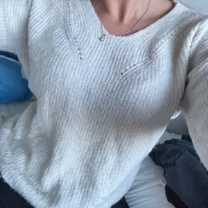 Stickad tröja - Vit stickad tröja i storlek s skulle jag säga, jag har i vanliga fall s/m och passar mig bra💕