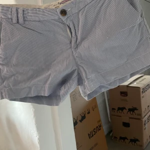 Blå randig shorts stl 38 - Söta shorts i bra skick, stl 38 