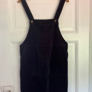 Manchester klänning  - Bekväm manchester hängselklänning i mörkblå