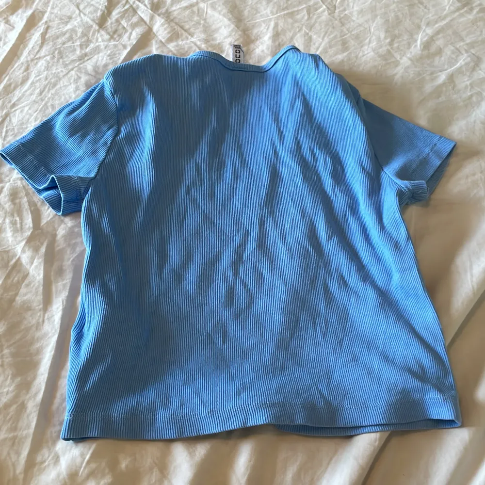 Ett ribbad t-shirt från H&M i strl M, jättefint skick använd Max 3 gånger. Nypris vet jag inte men säljer för 30kr. T-shirts.