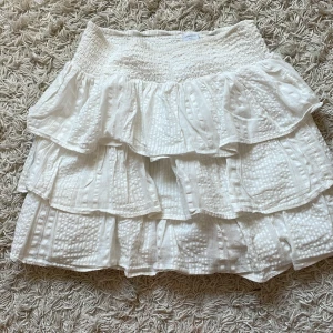 Volangkjol - Vit volangkjol ifrån Lindex. Storlek 146-152 men passar mig som brukar ha xs-s❤️