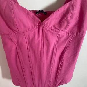 Rosa zara korsett - Rosa korsett-linne. Från zara helt oanvänd. Köpt från Sellpy men det var prislapp kvar! Storlek M, dold dragkedja på sidan och stretchigt tyg bak! 