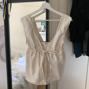 Topp med mönster - Säljer än jättefin topp egensyd topp, då det inte kommer till användning säljs den och är en Onesize som passar de mellan S-M. Använd 1 gång🌺  