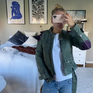 Grön jacka J.Lindeberg  - Militärgrön jacka från J.Lindeberg. Står strl L men uppskattar till s, den är lite fodrad. Unik o cool i jättebra skick!!! 