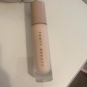 Fenty beauty primer - Pro Filt'r Instant Retouch primer från fenty beauty, säljer på grund av att jag köpte fel så har aldrig använt den, köpt för 479kr på Sephora💖