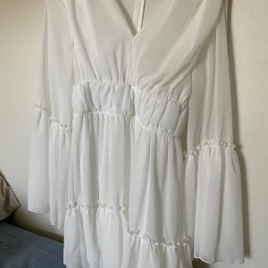 Vit klänning - Kollar om det finns intresse för den här superfina klänningen!! Funkar lika bra som sommarklänning till lite finare, kanske student? Den är i storlek S och är i bra skick! 