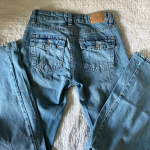 Jeans - Ett par blå jeans med fina fickor där bak, köpta från Gina. Har sytt upp dem då de var för långa. Längden är bra på mig som är 162. Säljer pga lite för stora i midjan på mig. Orginalpris 500kr säljer för 250kr, pris går att diskutera. Sparsamt använd