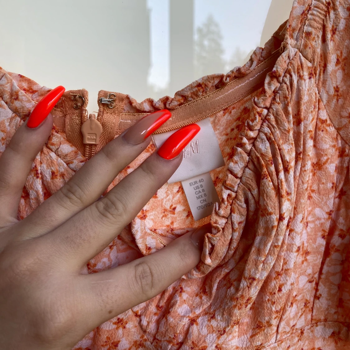 Superfin blommig sommarklänning med slits - 91