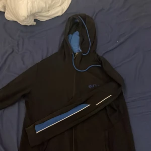 Svart blå hugo boss  - Jätte fin hugo boss som dani m också hade i sin musik video. Väldigt skön. Har lite skador som i fickan som på bilden och ett märke på en utav armarna. Den andra armen up mot axeln finns ens omärkvärdig liten röd fläck. 