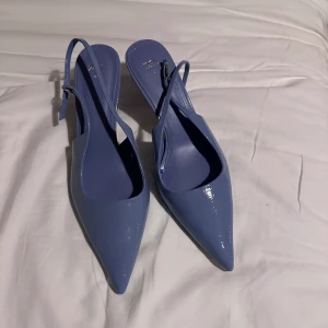 Lila klackar från Zara - Lila klackskor i slingback-modell från Zara i lackad finish! Använda en gång inomhus men var tyvärr för små för mig!  Strl. 41