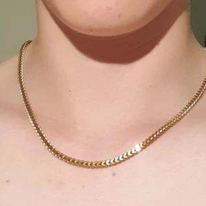 Guld kedja/halsband - Fin guld kedja i mycket bra skick. 44cm långt. Fick den i present så vet inte hur brett den är. Pris går att diskuteras  Hör av dig vid funderingar 