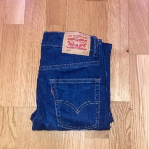 Levis jeans mörkblåa bra skick 9/10 - Levis jeans mörkblåa dom är slim taper och är använda typ 2 gånger dom är för 152cm 12A