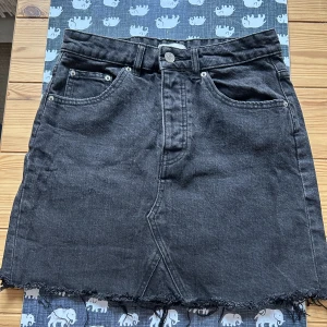 Jeanskjol i svart - Jeanskjol i svart i storlek 36.  Från Ginatricot. 