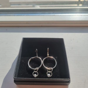 Örhängen  - Hemmagjorda örhängen, superfina och ni får gärna lägga prisförslag!