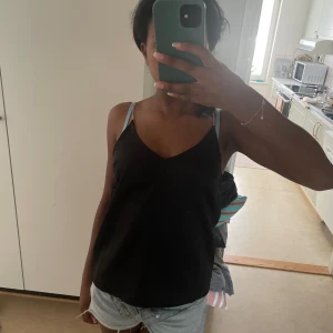 Fest topp - Jätte snygg fest topp med skor snygga detaljer på banden! Typ ganska glansigt material och ej stretch