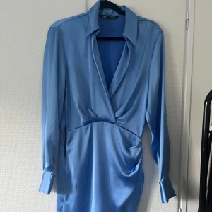 Klänning - Klänning från Zara som bara är använd vid ett tillfälle, i nyskick!✨