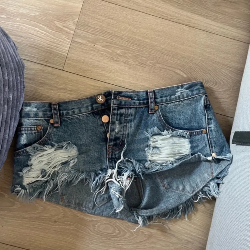 Ett par lågmidjade shorts från märket ONE🥰jättebra skick och säljer pågrund av att det inte passar mig, säljer för 400 kr men pris går att diskutera ❤️❤️. Shorts.