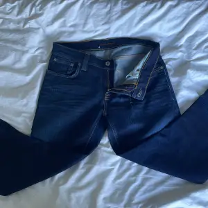 Fina Nudie jeans i grim Tim bra skick och storlek W27 L32. Kan gå ner i pris i snabbt affär