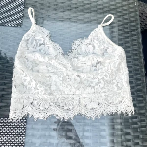 Vit spets topp - Vit spets topp med dragkedja där bak & band som går att justera💕🙌🏼