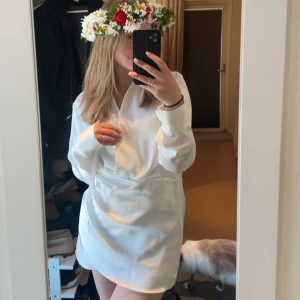 Klänning från zara - Jättefin vit klänning från zara. 