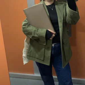 Grön jacka från COS - Säljer min fina gröna jacka från COS, inköpt förra hösten och använd 2 gånger, därav nyskick. Storlek 44, men passar storlek M-XL då den är lite oversized. 