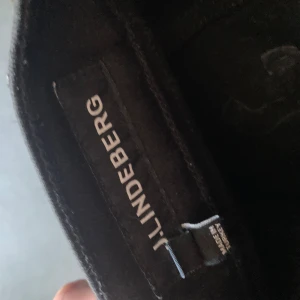 Svarta byxor J.Lindeberg - Ett par svarta jeansbyxor i storlek 30/30 av j.lindberg. Finns att hämta i mölndal/göteborg