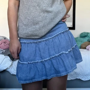 Kjol i denim - Snygg kjol i denim som tyvärr inte kommer till användning. Köpt här på Plick men tyvärr är den för stor.  (Lånade bilder) 