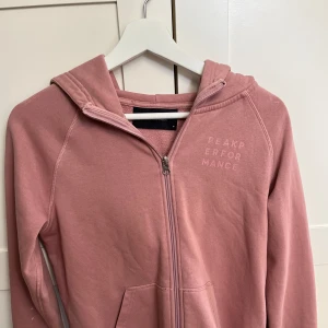 Hoodie  - Säljer denna jättefina peak performance tröja som är i nyskick
