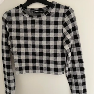 Svartvit tröja - Rutig svartvit tajt tröja  storlek xxs från FB sister