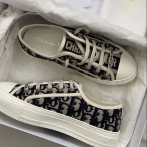 Säljer helt nya dior sko åt min vän 💓helt nya köpt online! Äkta!!!
