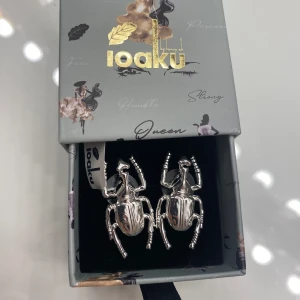 Beetle örhängen ioaku  - Säljer dess örhängen då jag inte längre använder silver💗 aldrig använda, ny pris 399kr