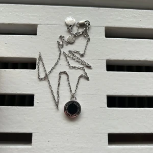 Marc Jacobs halsband silver-svart - Jättefint halsband från Marc Jacobs, använd vid ett fåtal tillfällen. Köpt på NK i Göteborg. 