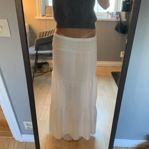 Maxi kjol vit - Säljer den här många kjolen från Gina tricot young, den är aldrig använd! Använd gärna köp nu💕