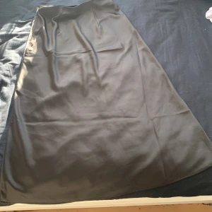 Svart långkjol - En så fin långkjol i kostym material helt perfekt till nu på sommaren. Jag säljer pga att den är för kort🩷 inga defekter och använd bar än gång