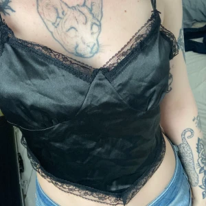 open back linne i silk  - linne med öppen rygg i silk, oanvänd med lapp kvar 