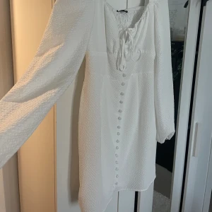 Klänning - Ny klänning från gina Tricot  Storlek 42