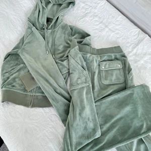 Juicy Couture mjukis sett grön - Bra skick, använt cirka 15 gånger. Xs på både tröja och byxor. Köpt för 2200 säljer för 1100