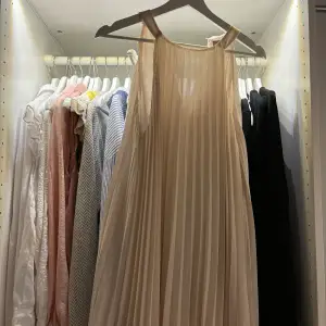 Ljusrosa klänning från H&M. Använd 1 gång. Säljer för 100kr. Storlek S