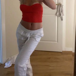 vita linnebyxor - vita linnebyxor ifrån hm, slutsålda och är lika som dom svarta jag sålt i min profil. finns fler bilder där om du vill se!
