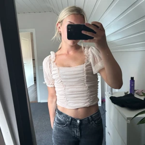 Rosa topp - Söt rosa topp med puffärmar som passar bra till sommaren. Från h&m i storlek 34. Använd max 5 gånger. Fint skick!💗