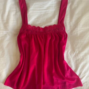 Rosa topp - Sidenlinne i världens finaste rosa, supersomrig❣️ storlek står inte men uppskattar S, obs nertill är den avklippt alltså lite ojämn men märks ej på!