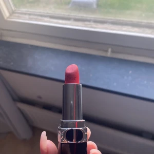 Dior läppstift -  Säljer pågrund av att jag aldrig använder den, den är köpt för ca 7 månader sen för 500kr. Köpt på kicks! Endast använd 2 ggr.