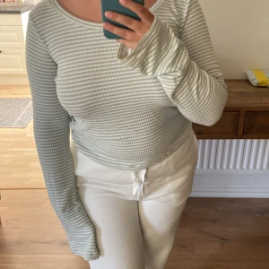 Nelly tröja 🩵 - Säljer denna fantastiska tröja från Nellys egna märke🩵 Lång i armarna och perfekt till en kjol på sommarkvällen☀️