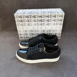 Sprillans nya lanvin skor, helt oanvända | svart mocka med svart glansig tå | storlek UK5 passar storlek 40 | nypris 4500kr | Premiata replacement låda medföljer vid köp